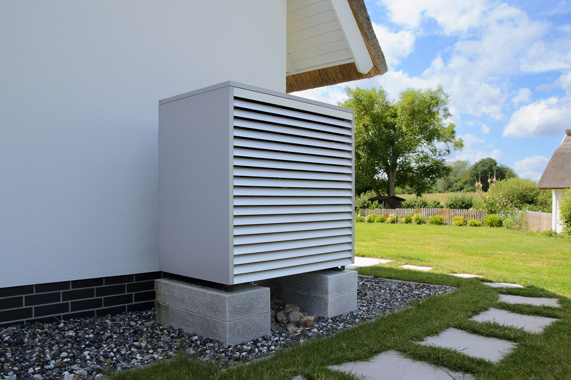 AIR SOURCE PUMP WITH SOUND ENCLOSURE